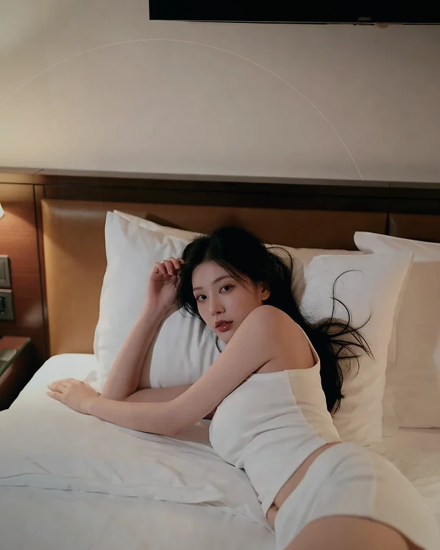 거제 · 커튼 사이 빛이 들어오는 객실의 인물