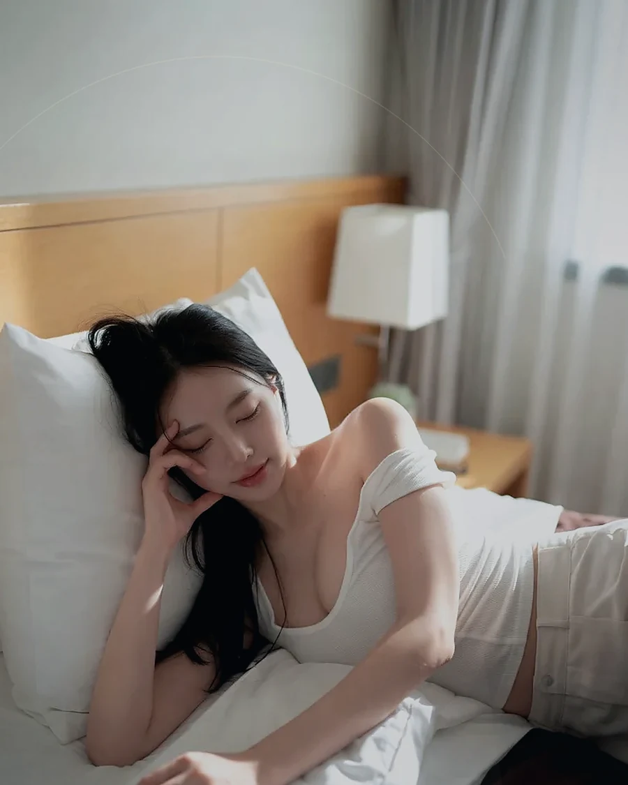 경남 남해군 · 조용한 객실 침대 옆의 인물