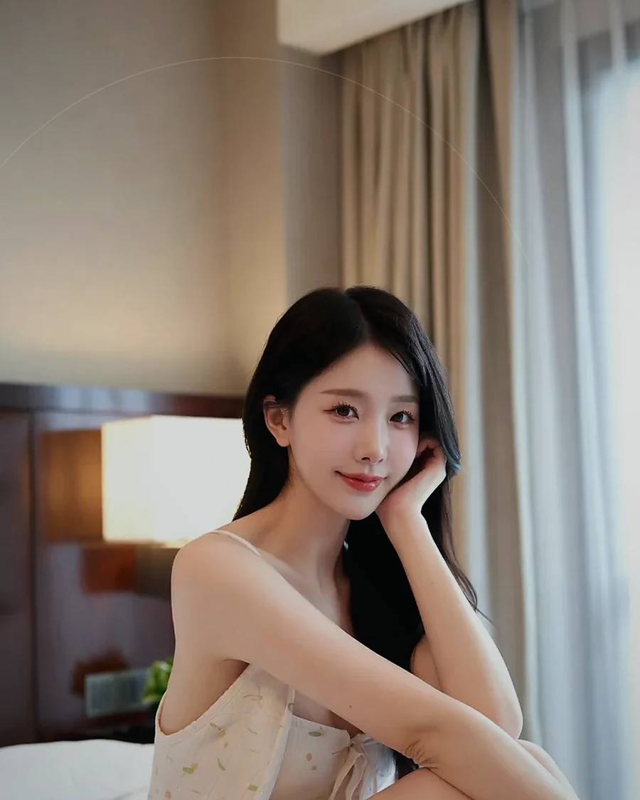 경남 함양군 · 은은한 조명의 실내에 앉은 인물