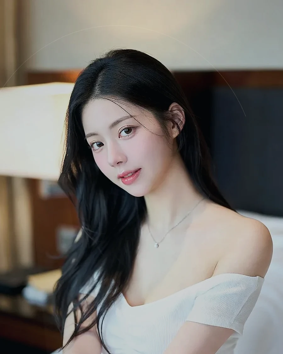 경남 사천시 향촌동 · 커튼 사이 빛이 들어오는 객실의 인물