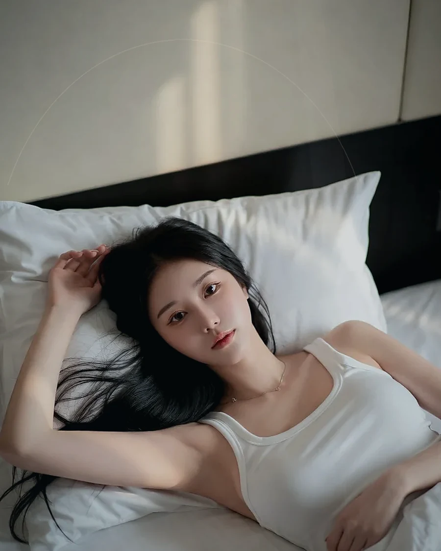 경남 김해시 율하동 · 은은한 조명의 실내에 앉은 인물