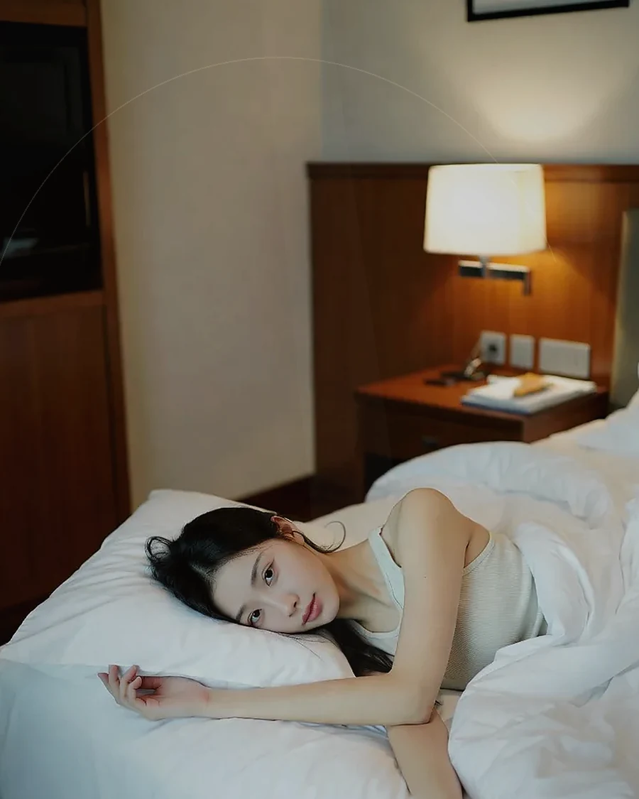 경남 거제시 상동동 · 커튼 사이 빛이 들어오는 객실의 인물
