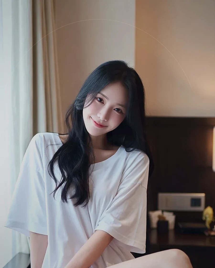 경남 함양군 함양읍 · 정돈된 실내에서 쉬는 인물