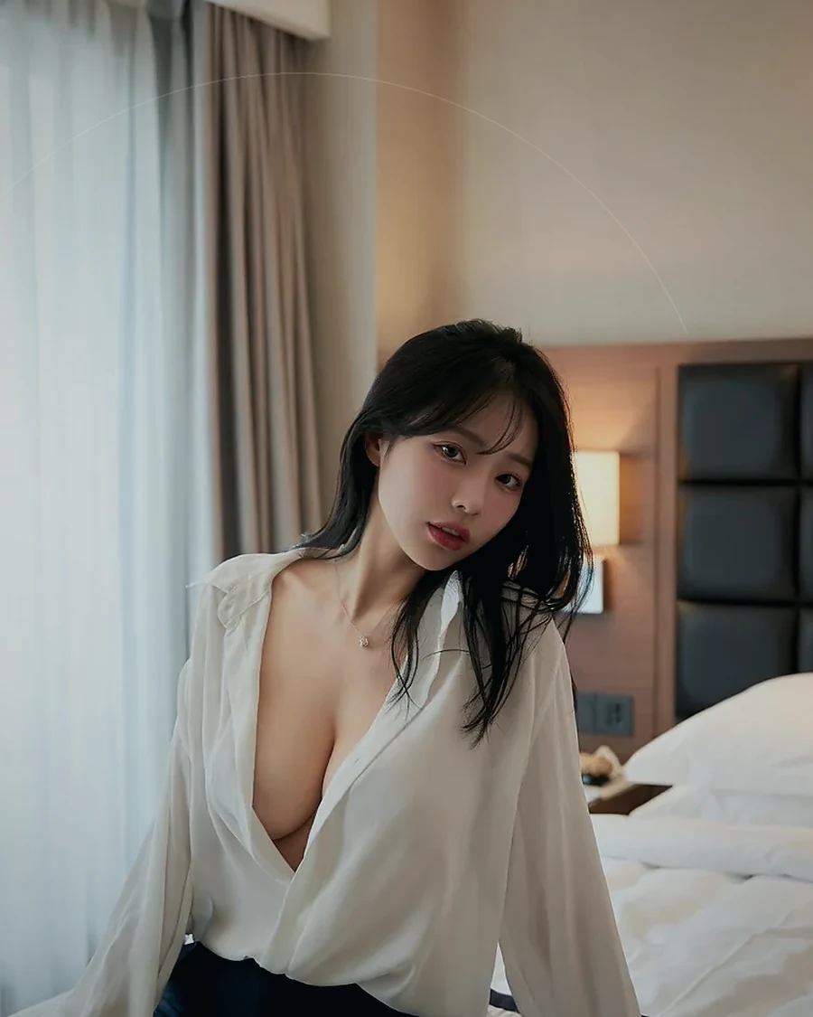 경남 창원시 용호동 · 도시 불빛이 보이는 객실의 인물