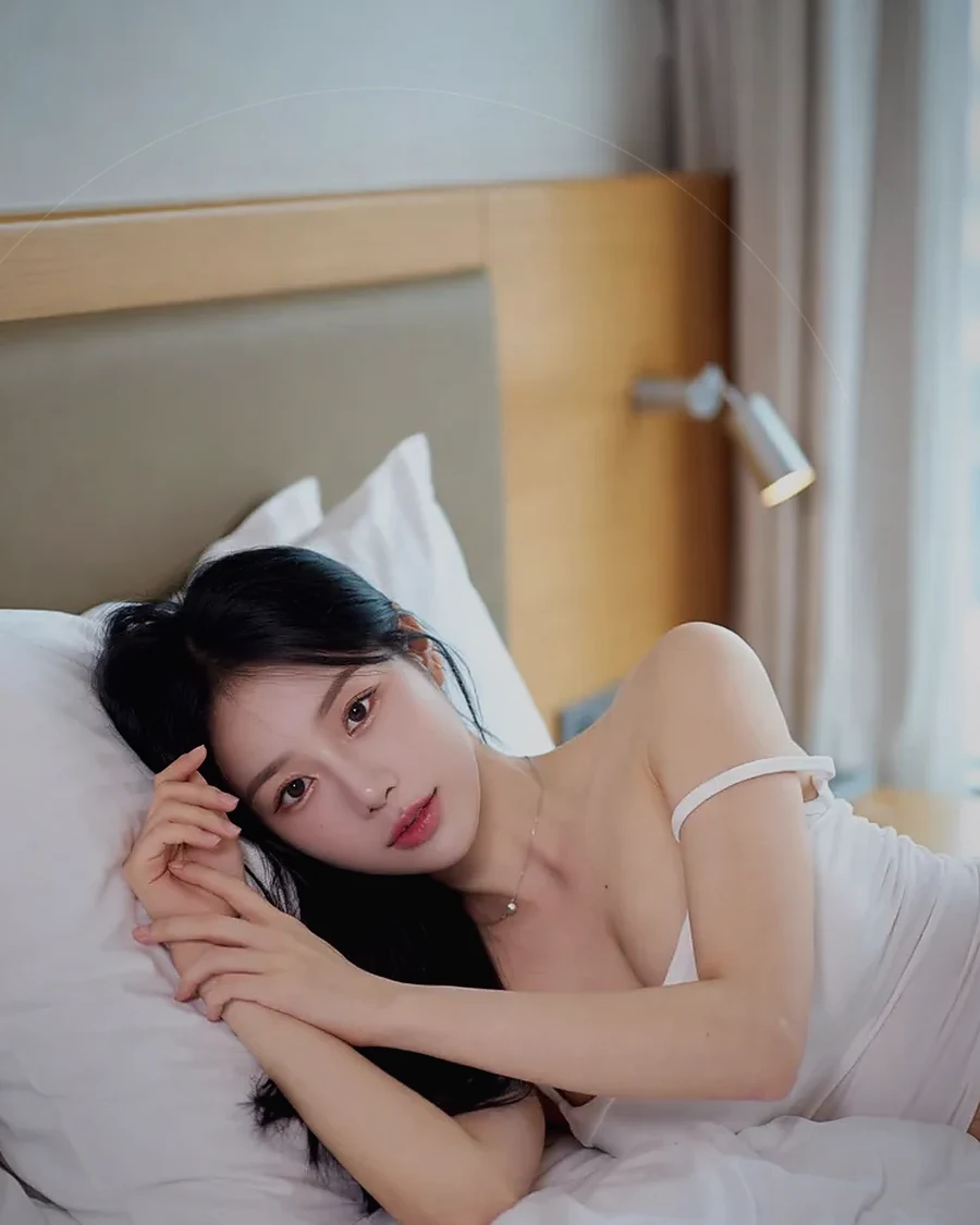 김해 · 조용한 객실 침대 옆의 인물