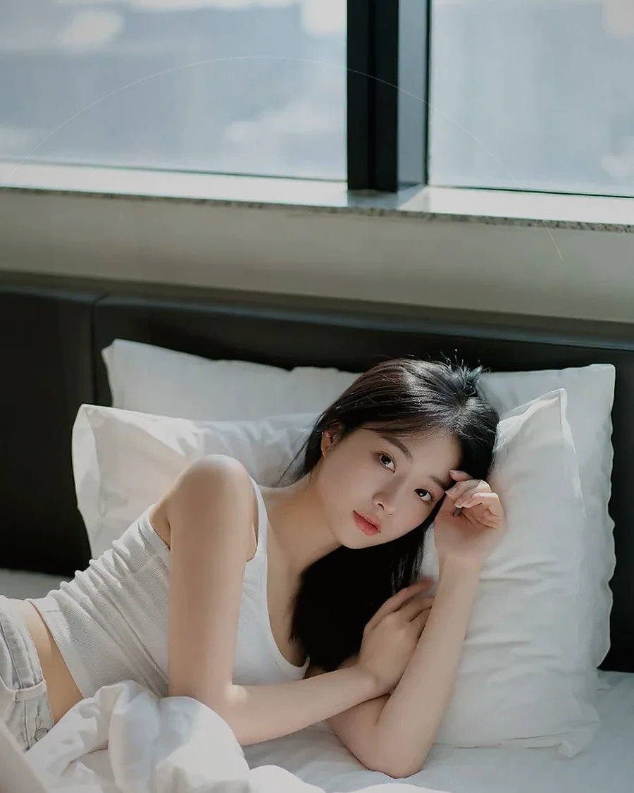 경남 하동군 하동읍 · 조용한 객실 침대 옆의 인물