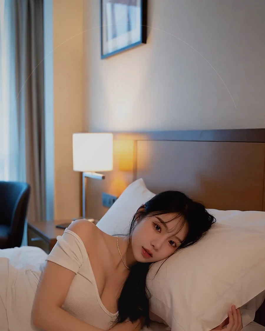 경남 사천시 향촌동 · 조용한 객실 침대 옆의 인물