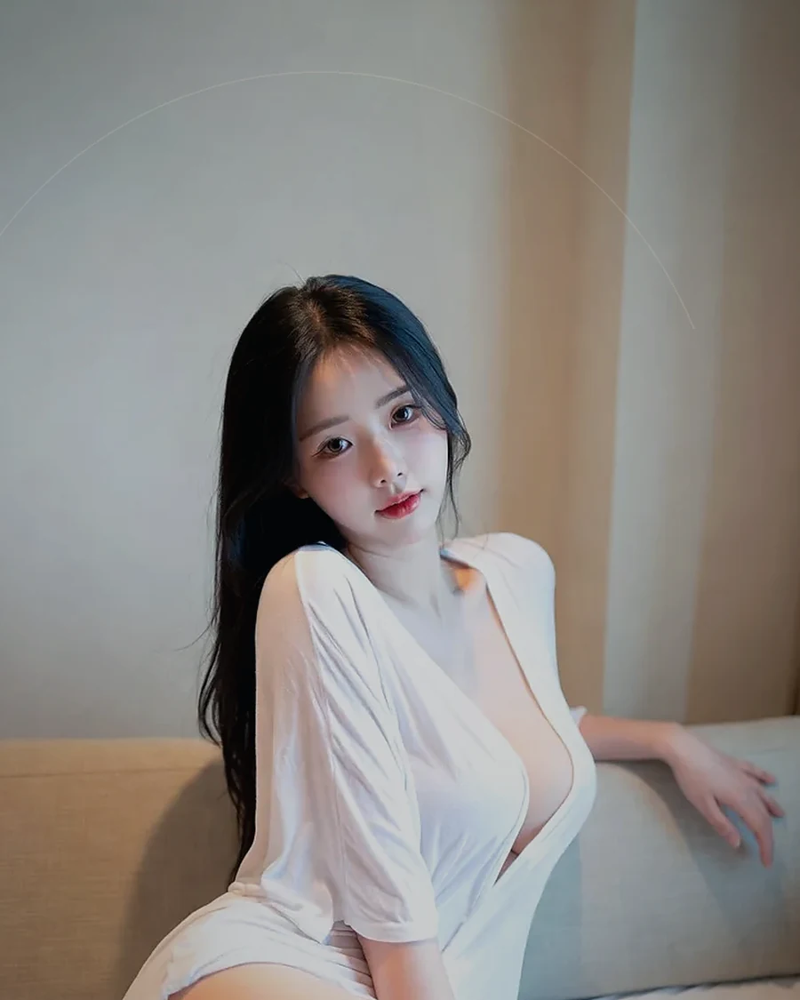 경남 김해시 진영읍 · 은은한 조명의 실내에 앉은 인물