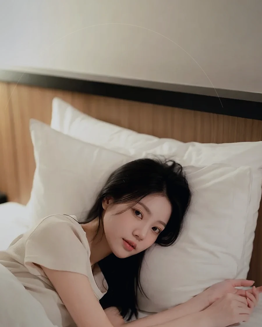 경남 사천시 벌리동 · 은은한 조명의 실내에 앉은 인물