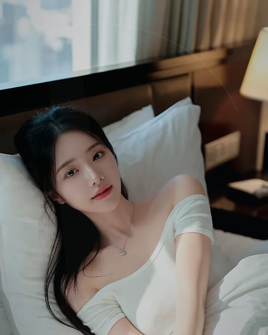 경남 양산시 평산동 · 커튼 사이 빛이 들어오는 객실의 인물