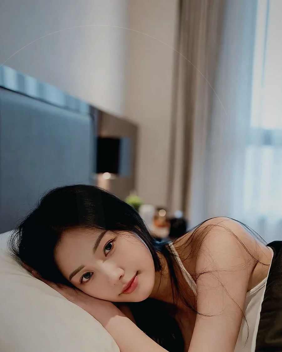 경남 양산시 물금읍 · 조용한 객실 침대 옆의 인물