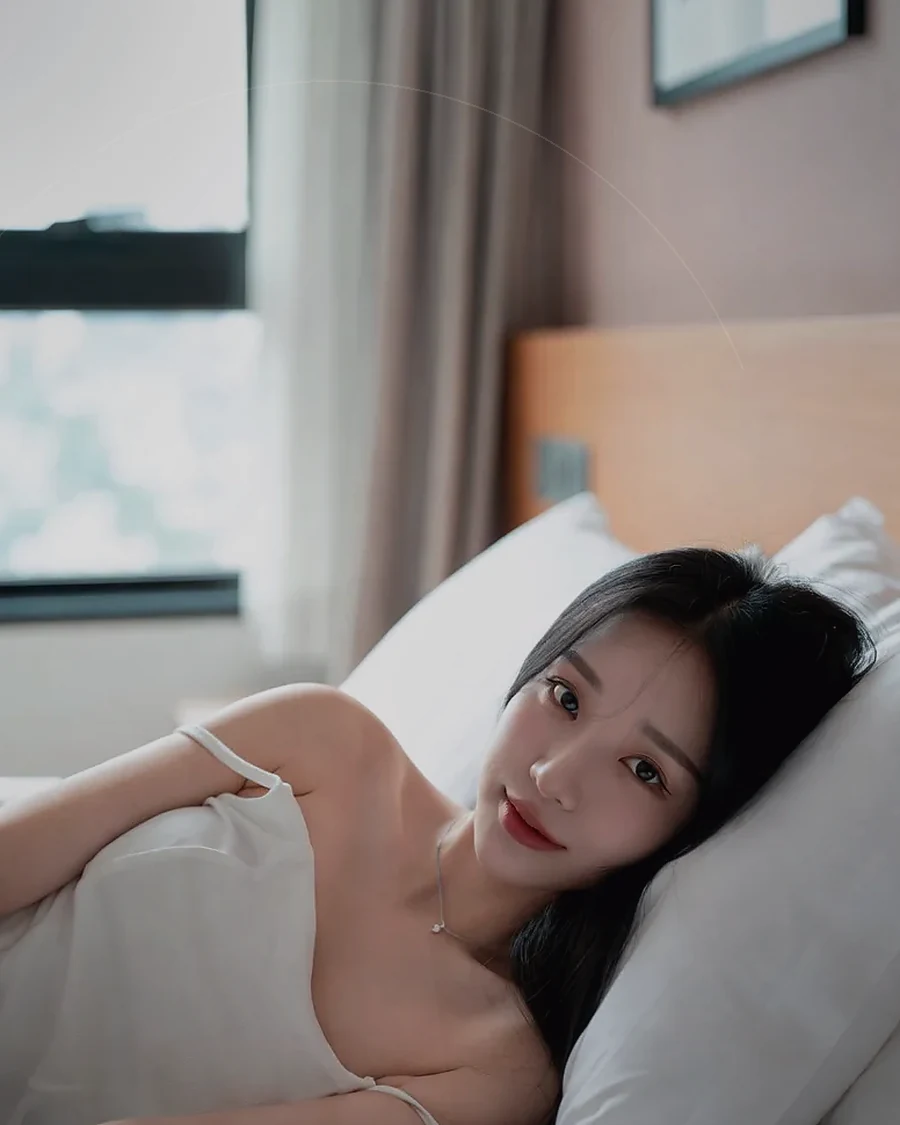 경남 통영시 · 도시 불빛이 보이는 객실의 인물