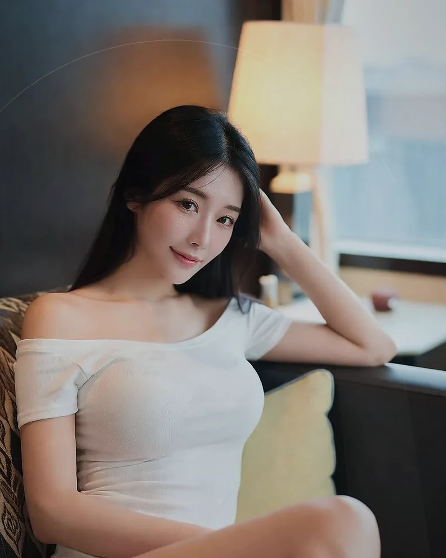 경남 거제시 상동동 · 조용한 객실 침대 옆의 인물