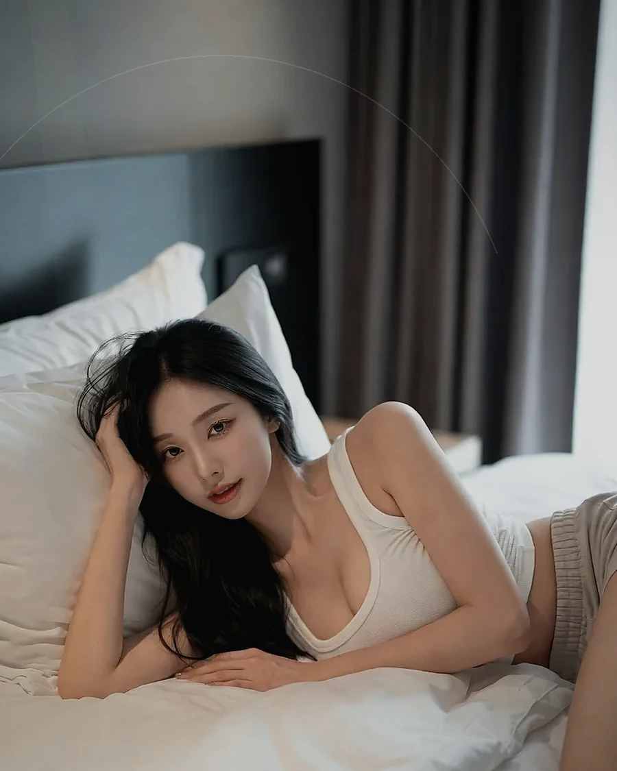 경남 함양군 함양읍 · 어두운 조도의 객실에 머무는 인물