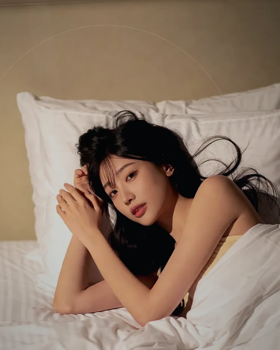 경남 밀양시 삼문동 · 조용한 객실 침대 옆의 인물