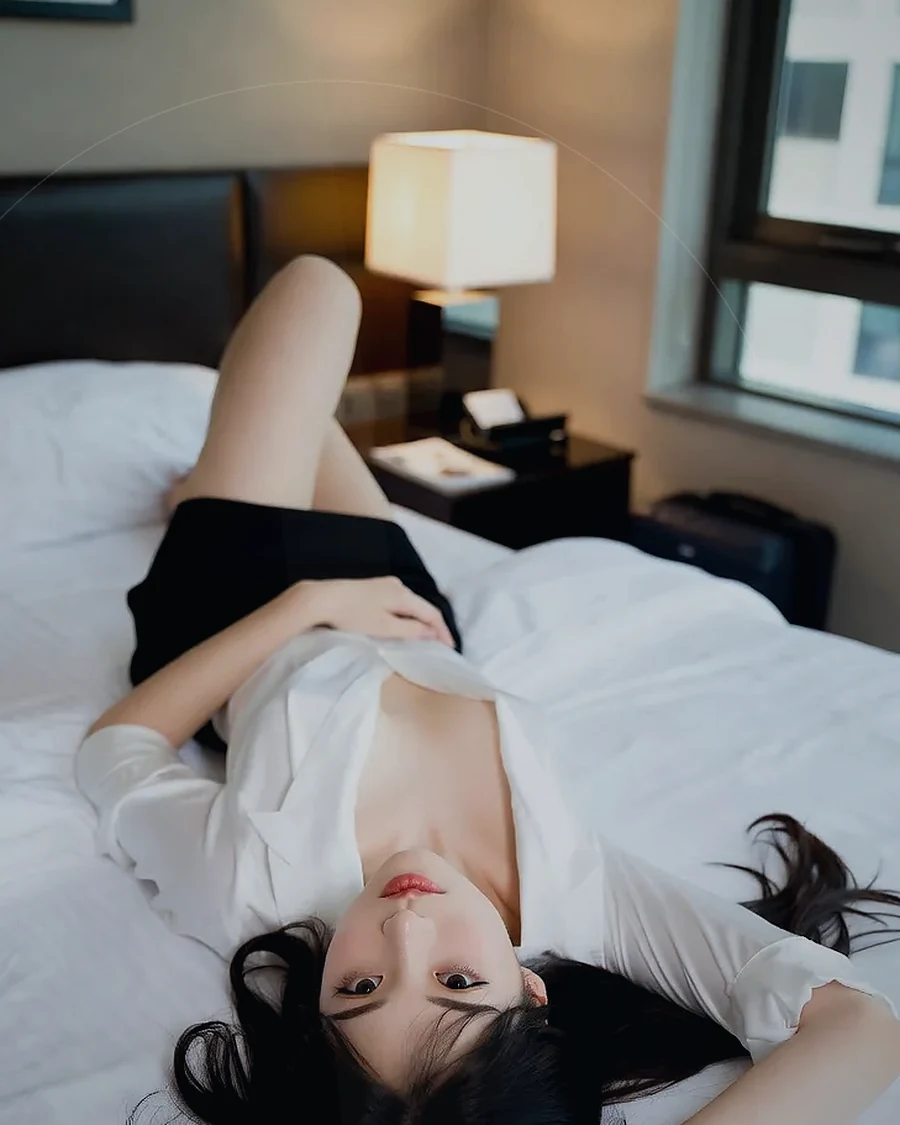 경남 밀양시 · 커튼 사이 빛이 들어오는 객실의 인물