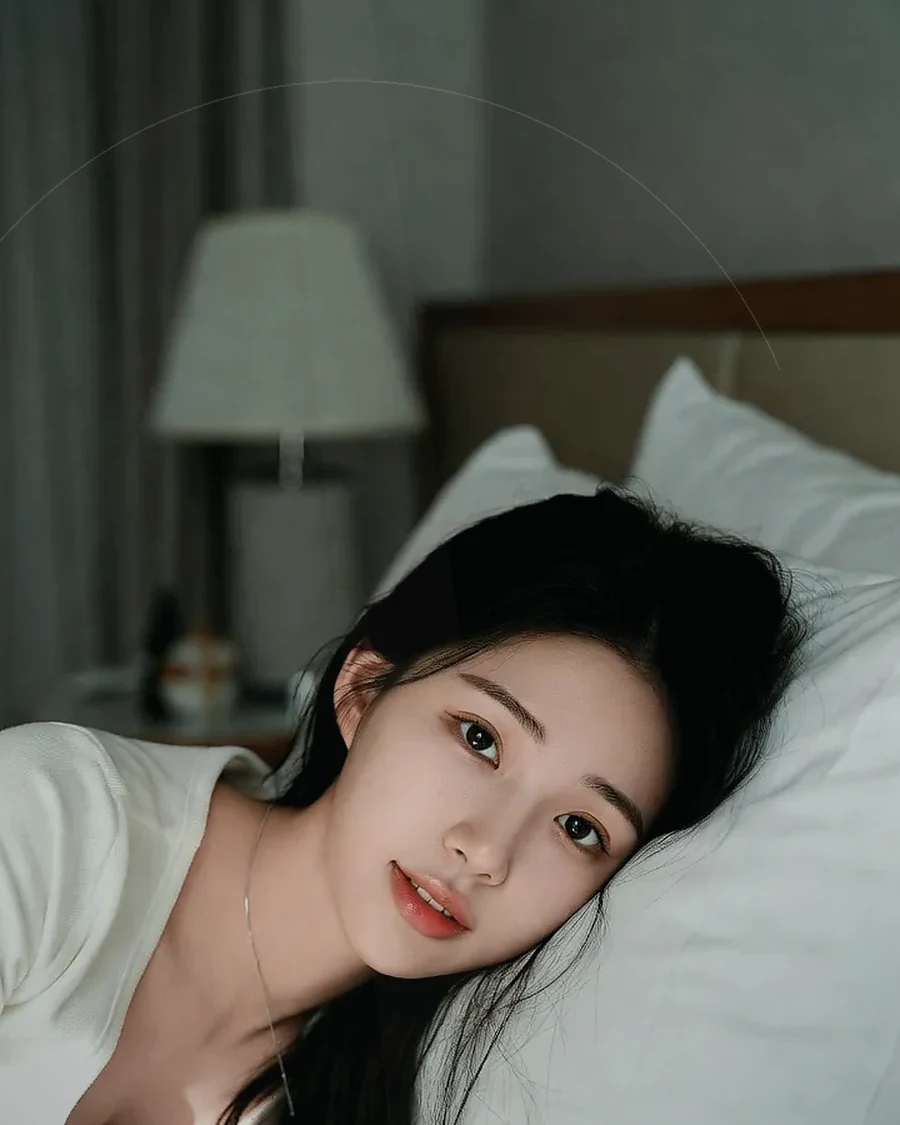 경남 고성군 · 커튼 사이 빛이 들어오는 객실의 인물