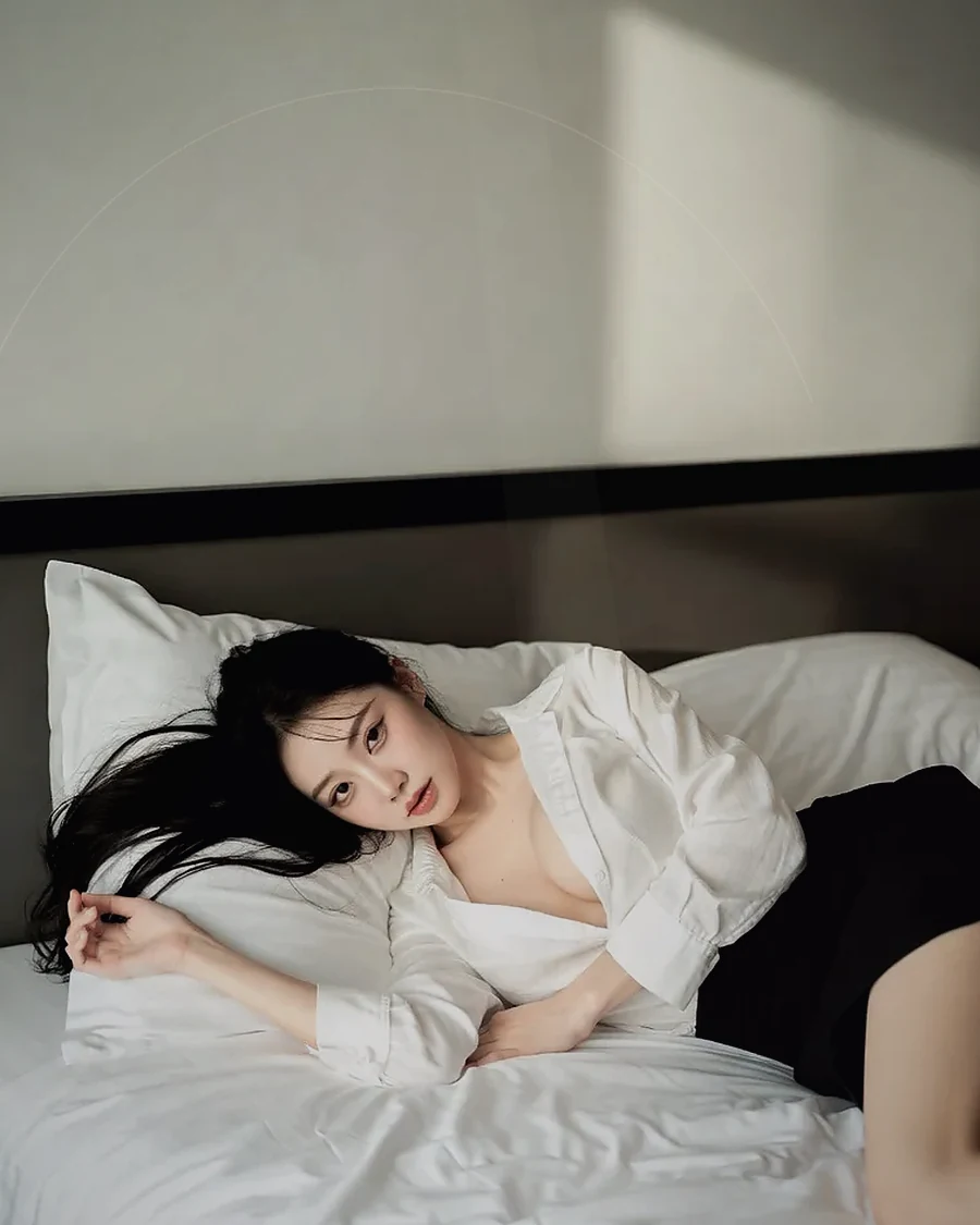 경남 양산시 물금읍 · 은은한 조명의 실내에 앉은 인물