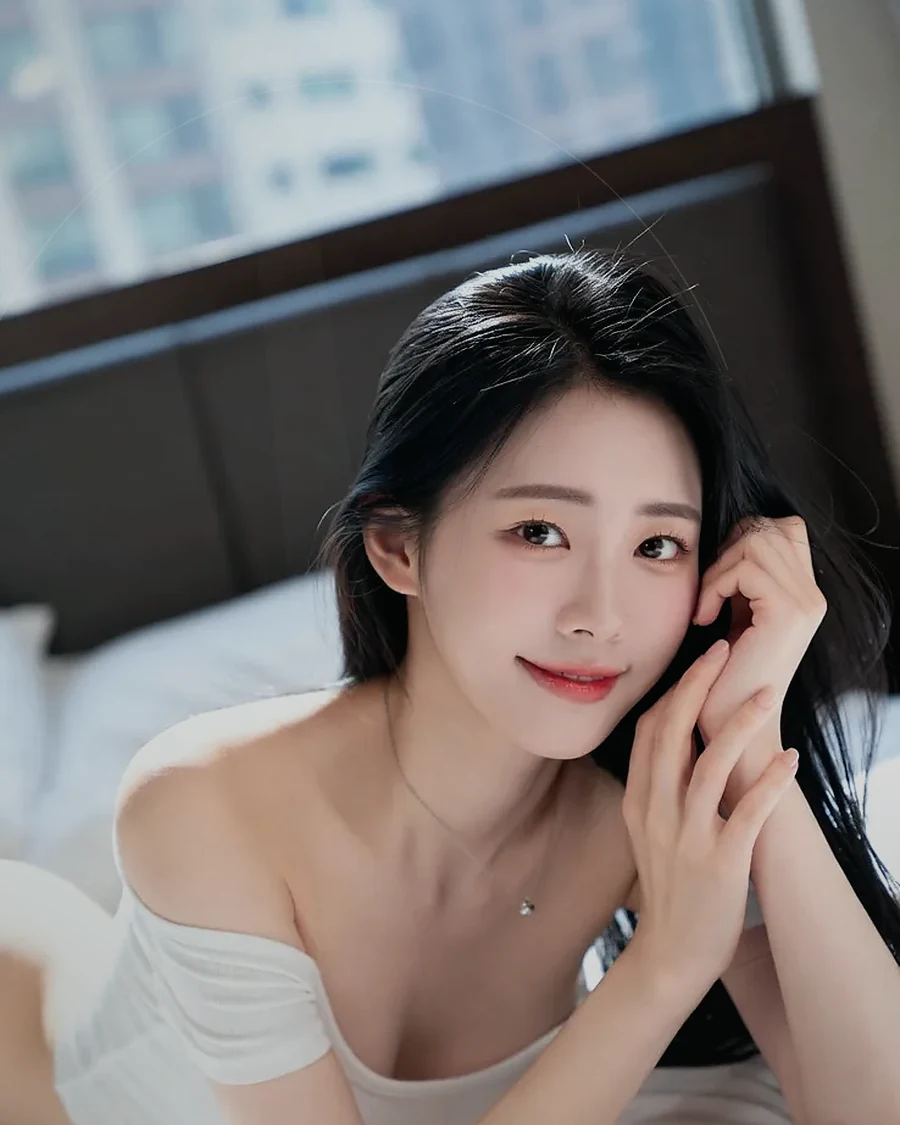 경남 거제시 상동동 · 은은한 조명의 실내에 앉은 인물