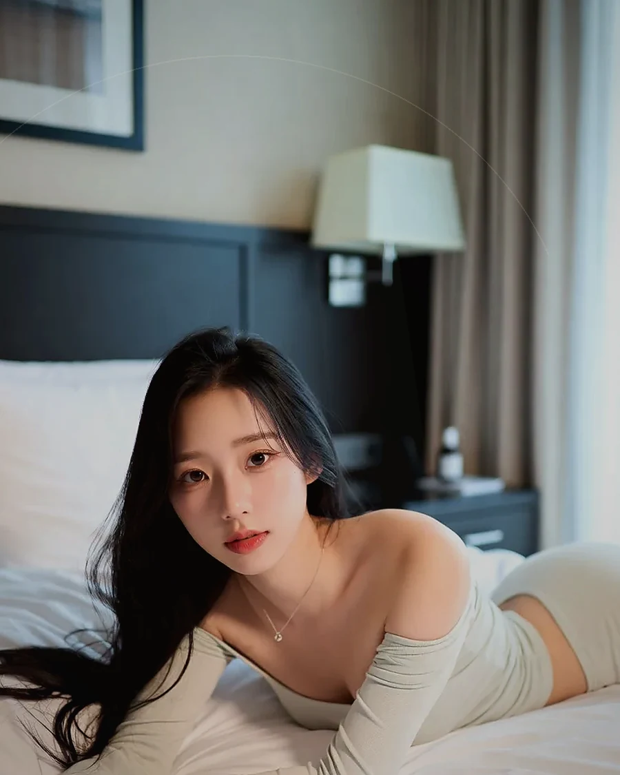 경남 창원시 용호동 · 어두운 조도의 객실에 머무는 인물