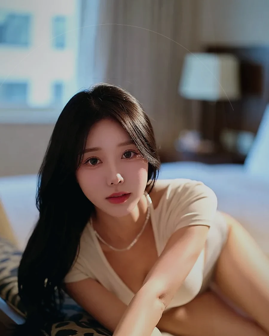 경남 함양군 서하면 · 커튼 사이 빛이 들어오는 객실의 인물