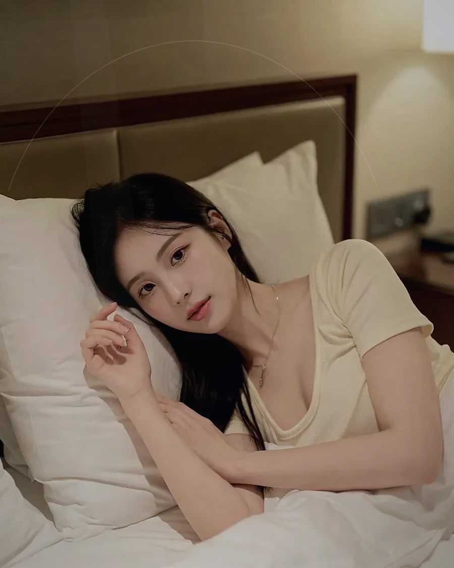 경남 창원시 합성동 · 어두운 조도의 객실에 머무는 인물