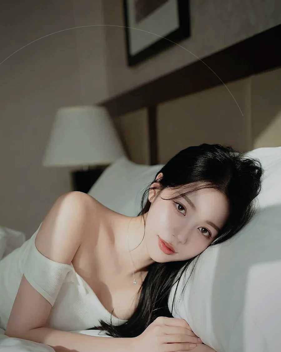 양산 · 정돈된 실내에서 쉬는 인물