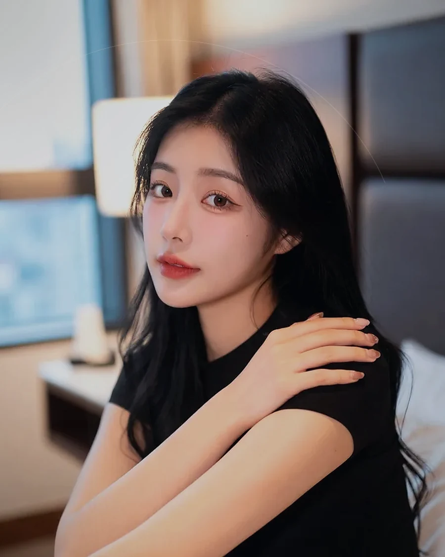 경남 함양군 백전면 · 은은한 조명의 실내에 앉은 인물