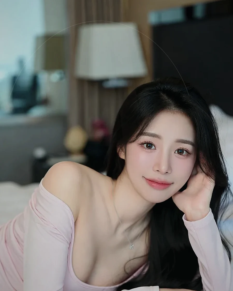 경남 통영시 정량동 · 조용한 객실 침대 옆의 인물