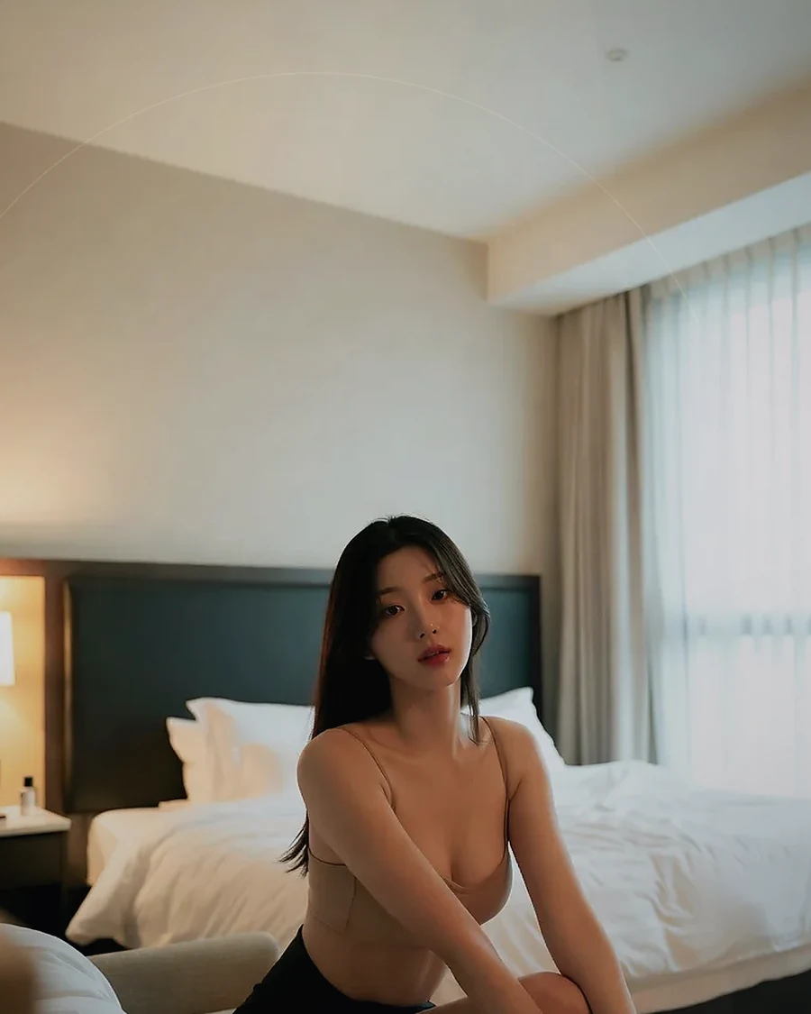 창원 · 정돈된 실내에서 쉬는 인물