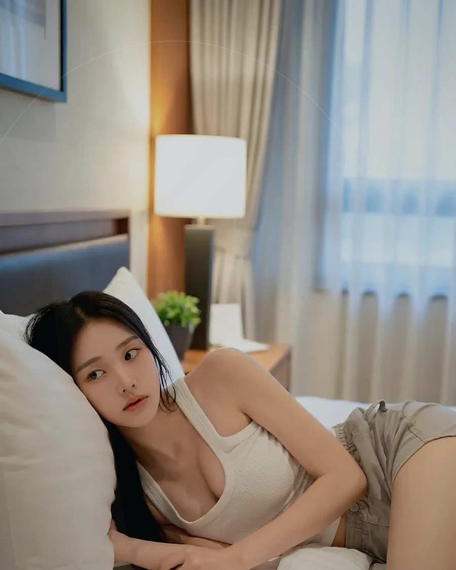 경남 창원시 용호동 · 커튼 사이 빛이 들어오는 객실의 인물