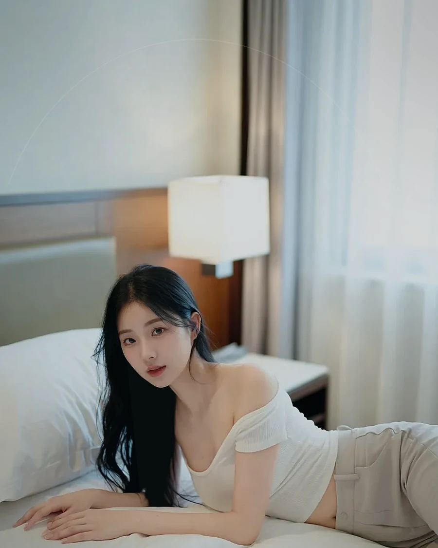 경남 합천군 합천읍 · 은은한 조명의 실내에 앉은 인물