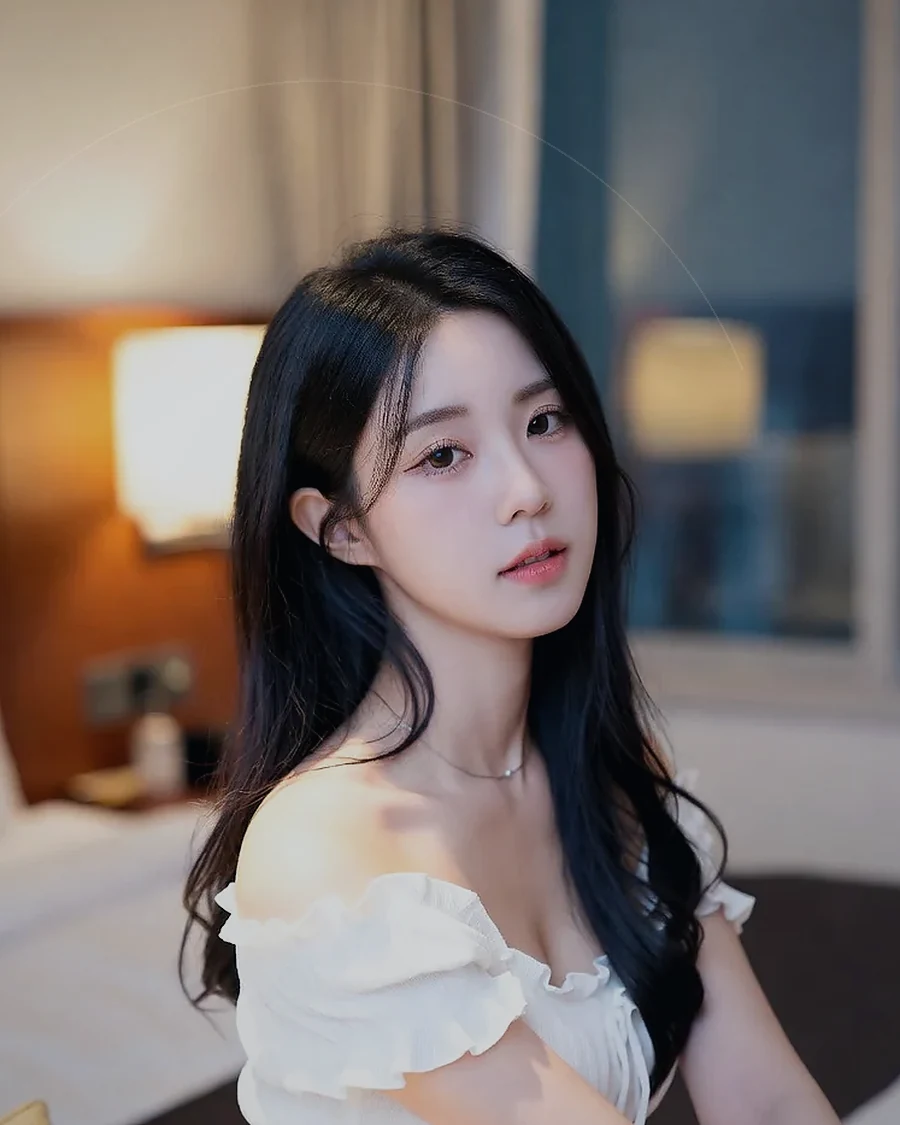 경남 의령군 · 커튼 사이 빛이 들어오는 객실의 인물