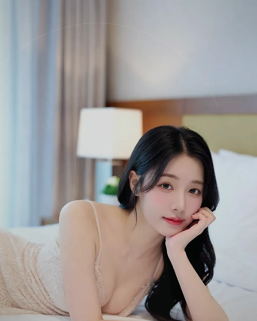 경남 창원시 합성동 · 커튼 사이 빛이 들어오는 객실의 인물