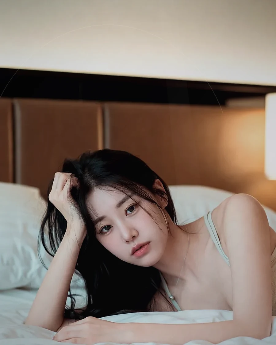 경남 하동군 · 커튼 사이 빛이 들어오는 객실의 인물