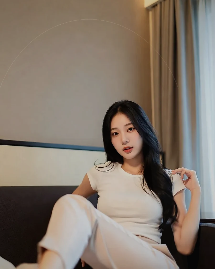 경남 합천군 · 조용한 객실 침대 옆의 인물