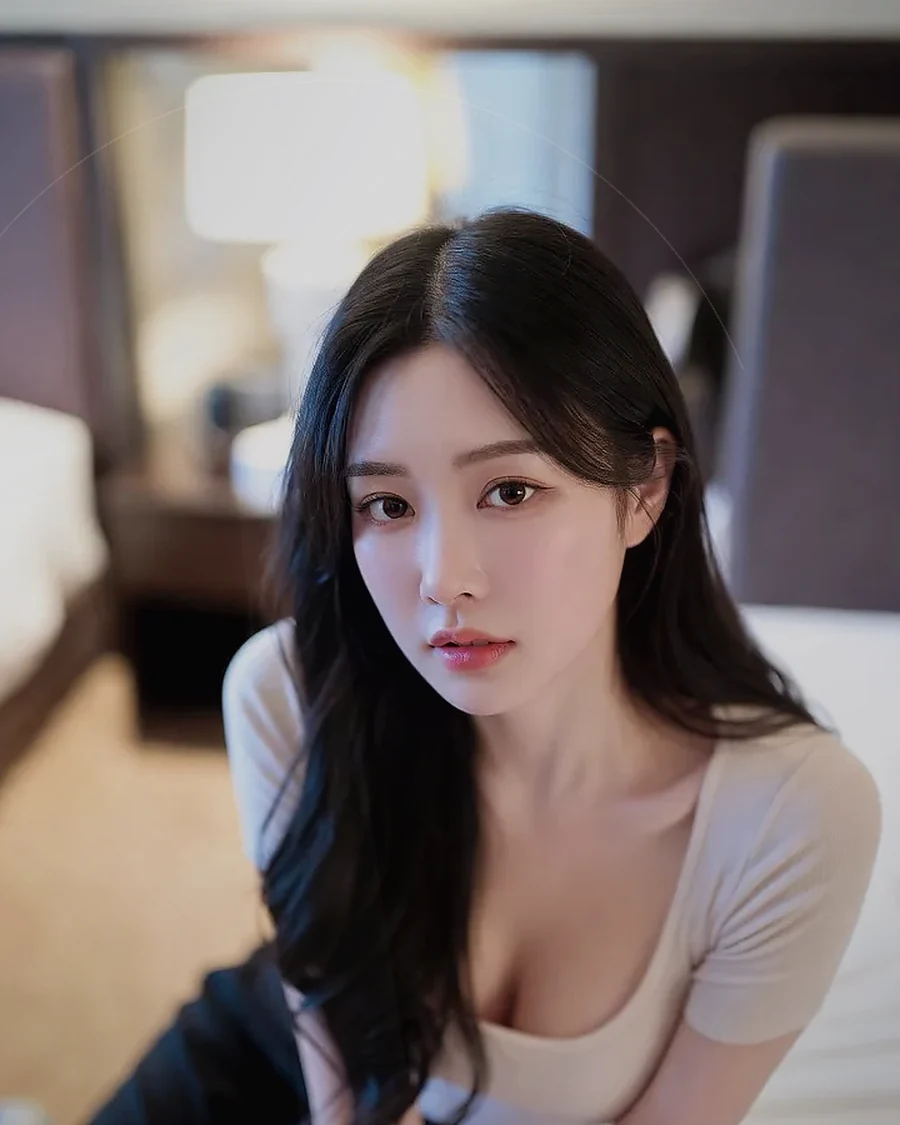 경남 창녕군 부곡면 · 은은한 조명의 실내에 앉은 인물