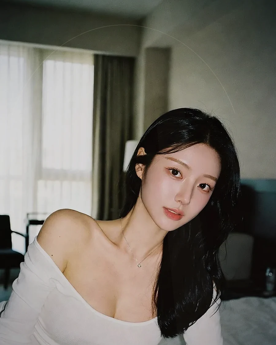 경남 창원시 석전동 · 도시 불빛이 보이는 객실의 인물