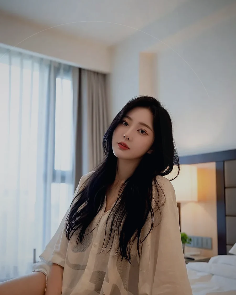 경남 진주시 · 어두운 조도의 객실에 머무는 인물