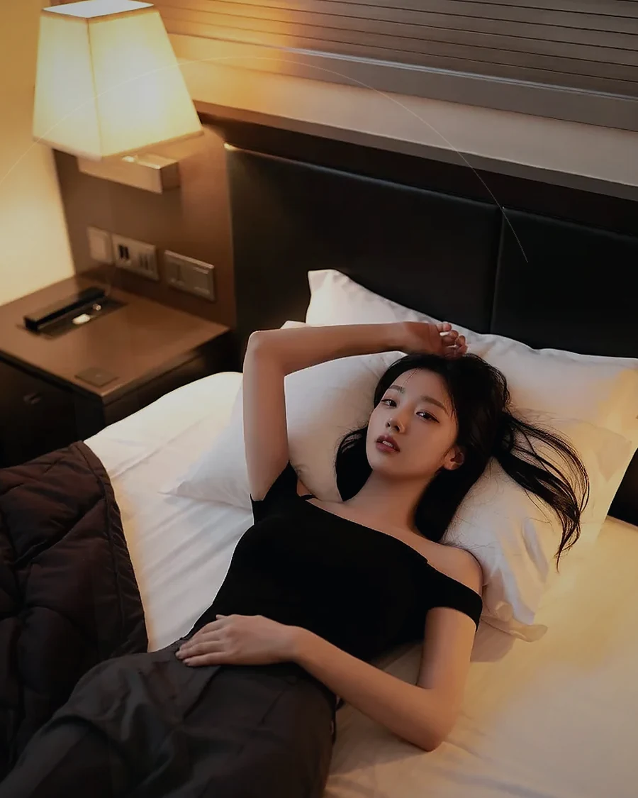 경남 합천군 초계면 · 정돈된 실내에서 쉬는 인물