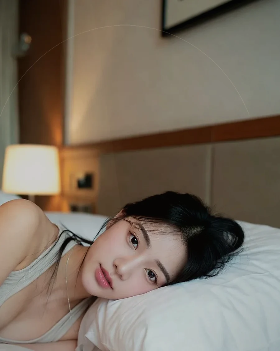 창원 · 어두운 조도의 객실에 머무는 인물
