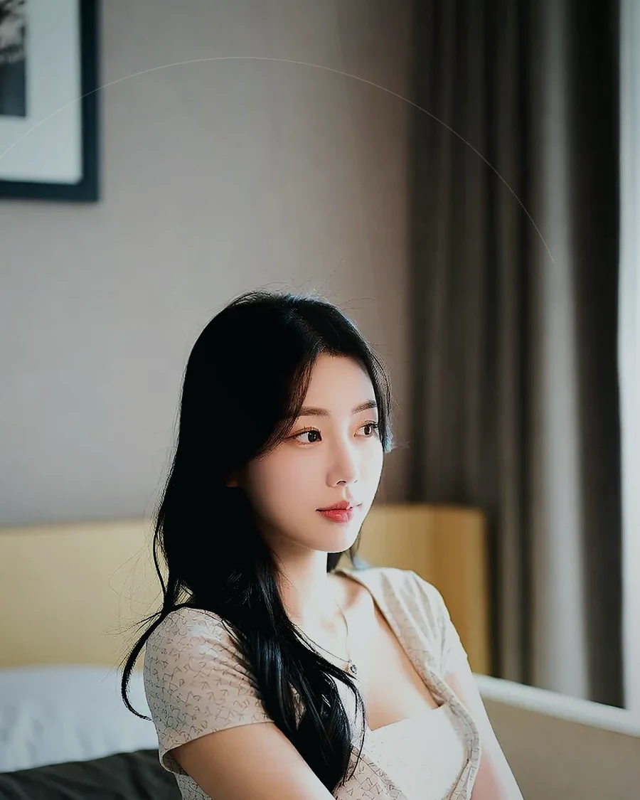 경남 하동군 하동읍 · 어두운 조도의 객실에 머무는 인물
