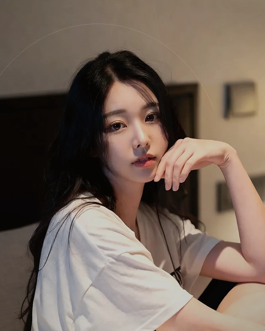 경남 함양군 서하면 · 은은한 조명의 실내에 앉은 인물