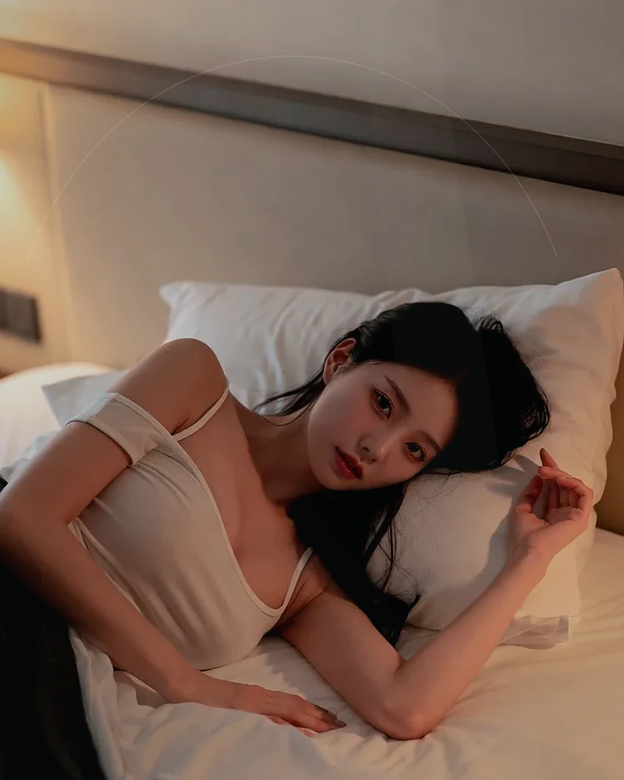 경남 · 은은한 조명의 실내에 앉은 인물