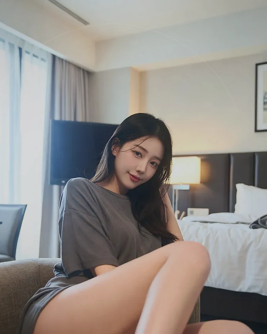 경남 창원시 팔용동 · 어두운 조도의 객실에 머무는 인물