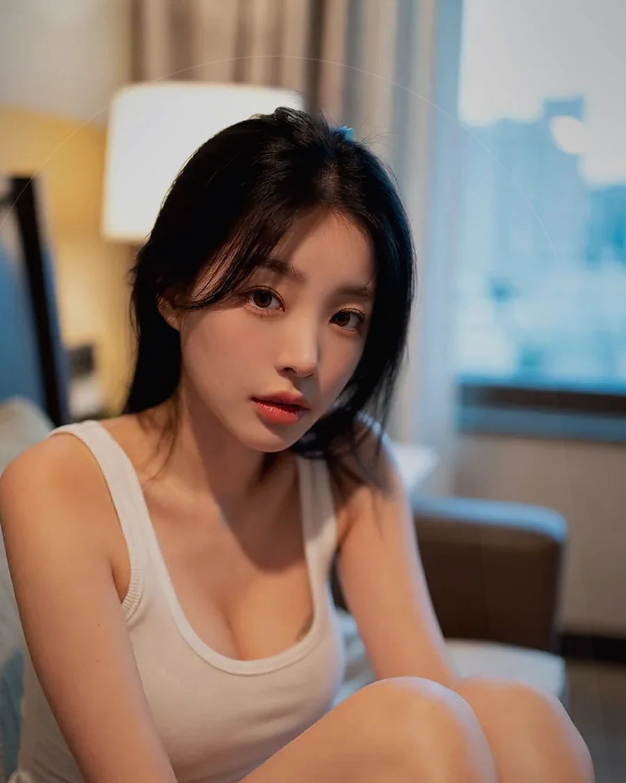 경남 하동군 하동읍 · 커튼 사이 빛이 들어오는 객실의 인물
