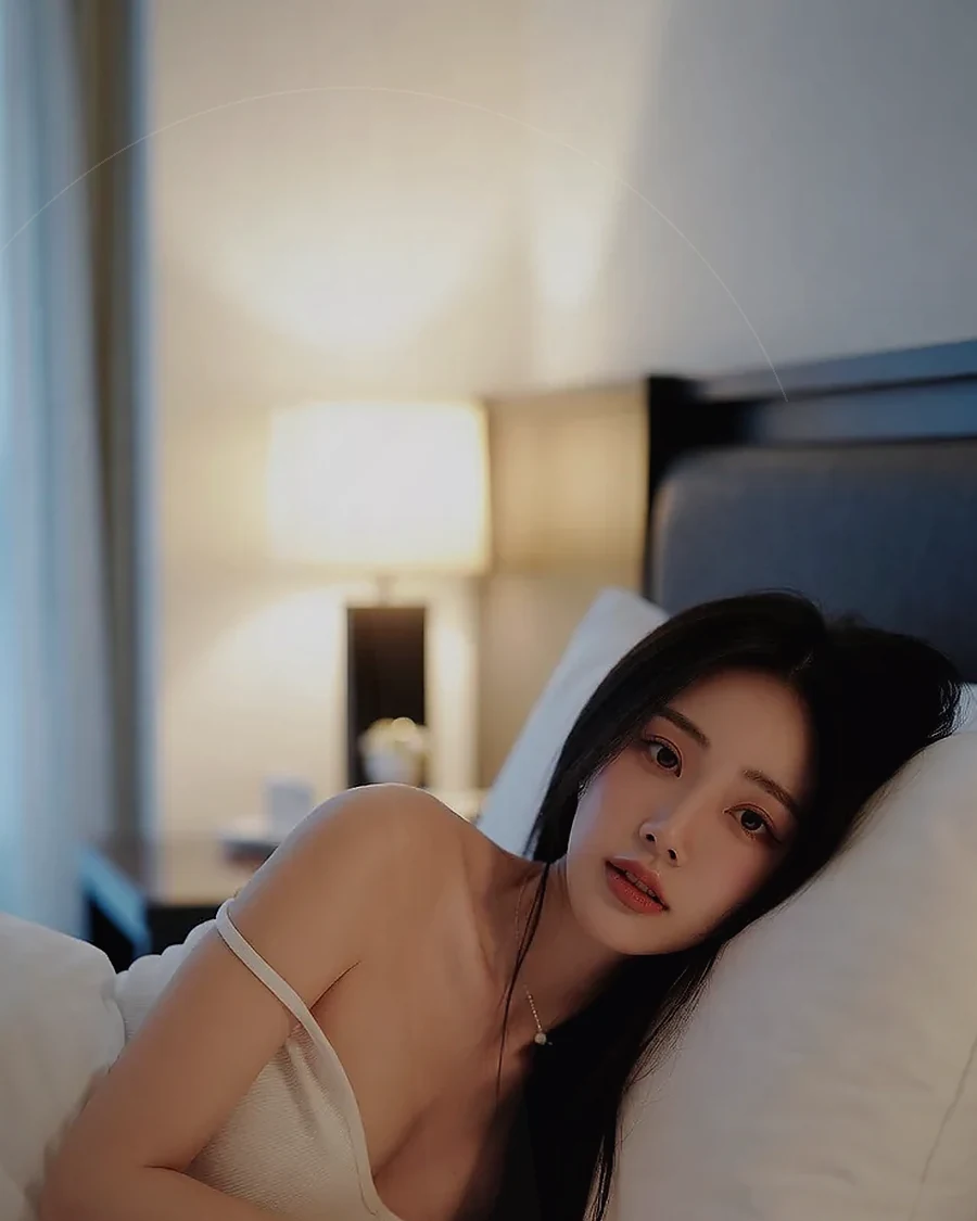 경남 함안군 가야읍 · 조용한 객실 침대 옆의 인물
