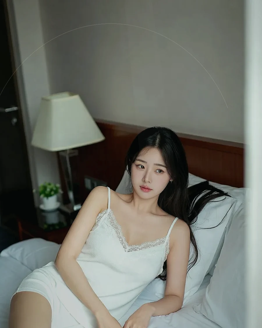 경남 합천군 · 도시 불빛이 보이는 객실의 인물