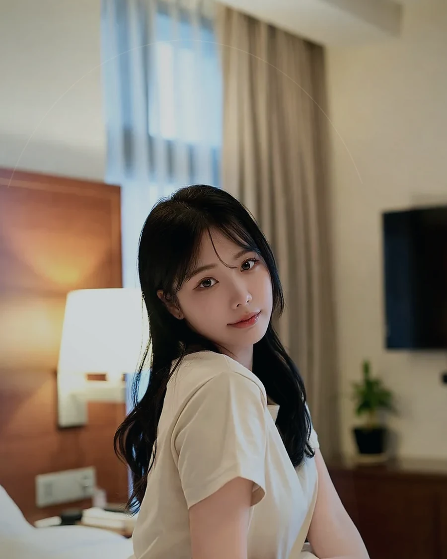 진해 · 은은한 조명의 실내에 앉은 인물