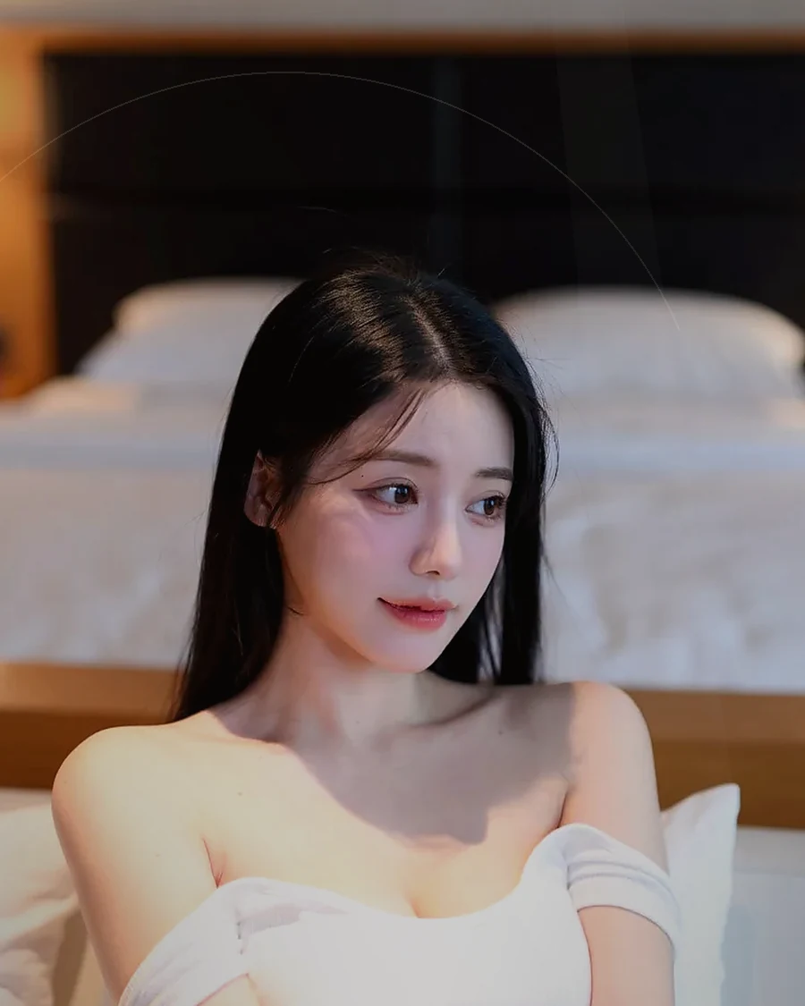 경남 고성군 · 정돈된 실내에서 쉬는 인물